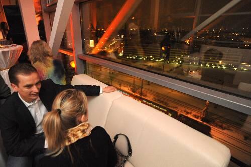 Tanzen, bis der Boden vibriert: Wer in der SkyLounge den Arbeitstag ausklingen lässt, darf nicht nur die Aussicht genießen.