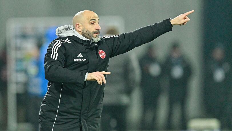 Javier Pinola vertrat den gesperrten Chefcoach Miroslav Klose.