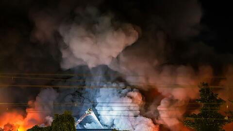 Einsatzkr&auml;fte der Feuerwehr bek&auml;mpfen den Brand in einem Gewerbegebiet in Stuttgart.