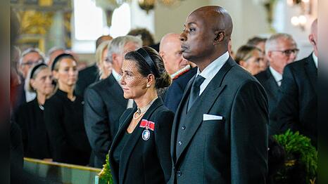 Durek Verrett und Prinzessin M&auml;rtha Louise bei der Trauerfeier f&uuml;r K&ouml;nig Harald in Oslo.