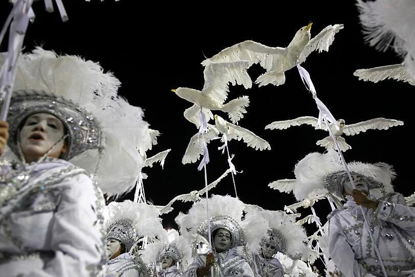 In der Stadt am Zuckerhut ist der "Carnaval 2012" auf seinem Höhepunkt: Zehntausende Tänzer, Tänzerinnen und Trommler zogen in der Nacht zum Dienstag erneut mit riesigen Motivwagen durch Rios Sambódromo an begeisterten Zuschauern vorbei - sehen Sie hier die Bilder...
