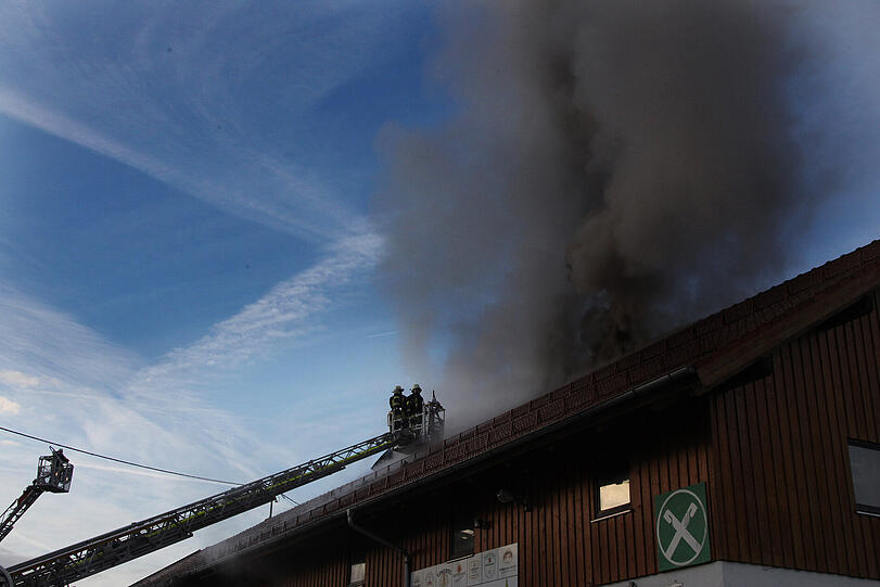 Brand in einer Lagerhalle in St. Wolfgang. Wir haben die Bilder...
