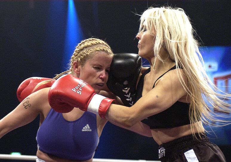 Kann auch selbst zulangen: Doro Pesch kämpfte beim Promi-Boxen gegen Michaela Schaffrath.