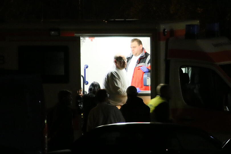 Polizei und Rettung im Flüchtlingsheim. Die Bilder von der Einsatz-Nacht.