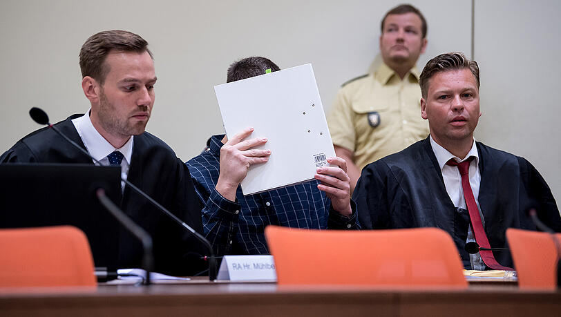 Der Angeklagte Waffenhändler Philipp K. mit seinen Anwälten David Mühlberger (l) und Sascha Marks beim Prozessauftakt im Landgericht München. Der Angeklagte Waffenhändler Philipp K. mit seinen Anwälten David Mühlberger (l) und Sascha Marks beim Prozessauftakt im Landgericht München.