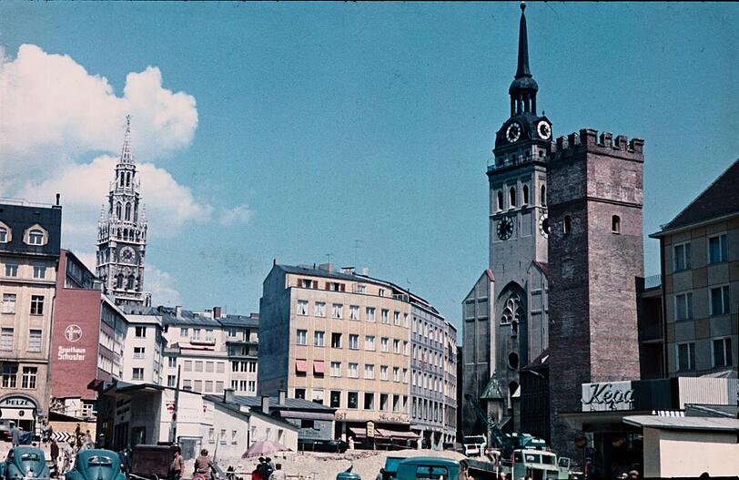Der Rindermarkt um 1960: Baracken und Brezl-Käfer stehen da, wo jetzt der Rindermarktbrunnen ist. Immerhin: Der Alte Peter hat bereits seine Turmhaube.