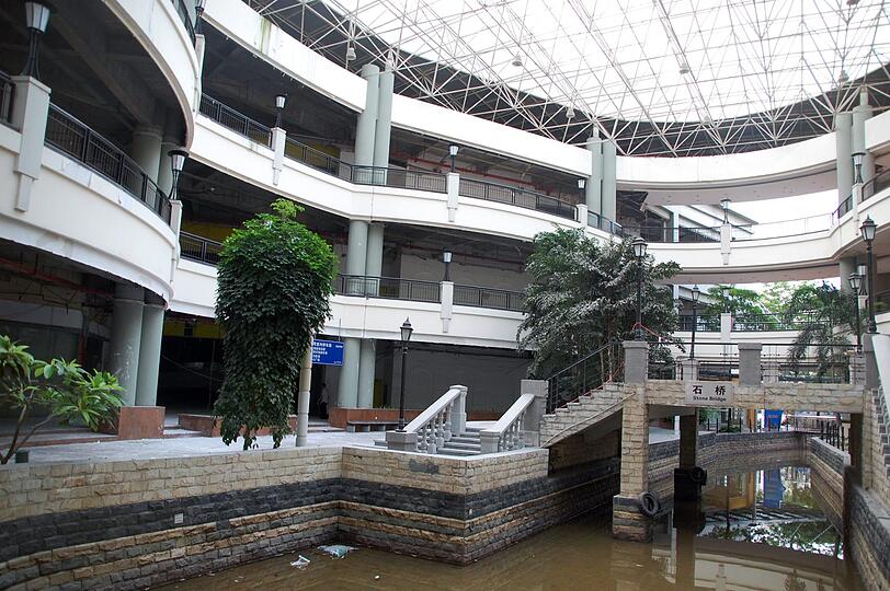 New South China Mall: In Dongguan sollte das größte Einkaufszentrum der Welt entstehen (so groß wie 125 Fußballfelder). Aber das Luxusgebäude mit Themenwelten, einer Achterbahn und geplanten Geschäften stand lange Zeit nahezu komplett leer. Der Grund: Das Management wollte plötzlich doch nicht mehr die Reichen ansprechen, sondern lieber die Mittelklasse. Die verschwendeten Baukosten: 1,1 Milliarden Euro.