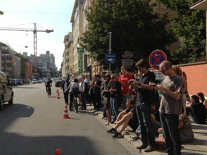 Verhärtete Fronten auf der Schwanthalerstraße: Am Gewerkschaftshaus der DGB demonstrieren Menschen lautstark für und gegen den Verbleib der Non-Citizens.