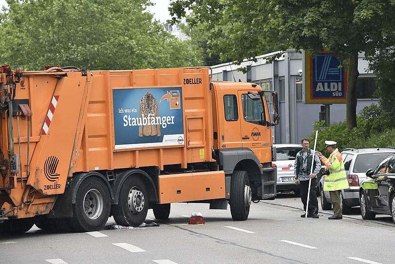 Eine Frau wurde in Neuperlach von einem Müllfahrzeug erfasst. Sie erlitt bei dem Unfall tödliche Verletzungen.