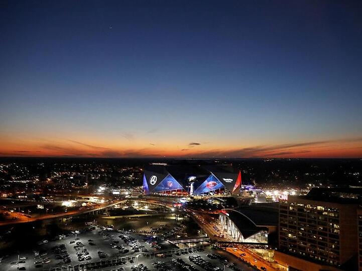 Der Super Bowl zwischen den New England Patriots und den Los Angeles Rams wird im Mercedes-Benz Stadion ausgetragen. Die Veranstaltung ist zum Politikum geworden.