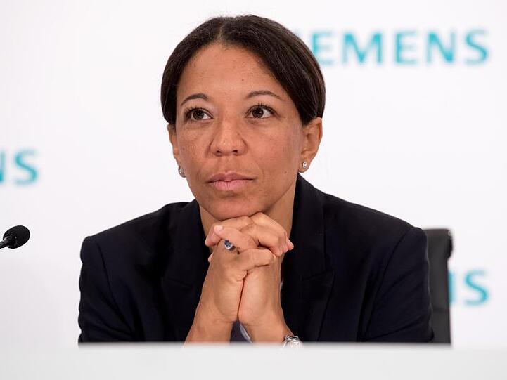 Janina Kugel, Vorstandsmitglied und Leiterin des Personalwesens der Siemens AG, während einer Pressekonferenz. Foto: Sven Hoppe/Archiv
