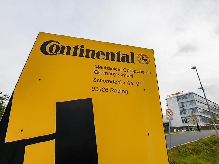 "Continental - Mechanical Components" steht auf einem Schild vor dem Continental-Werk in Roding. Foto: Armin Weigel/dpa/Archivbild