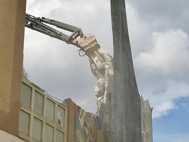 Stück für Stück frisst sich der Greifarm in die Mauer und reißt sie herunter.