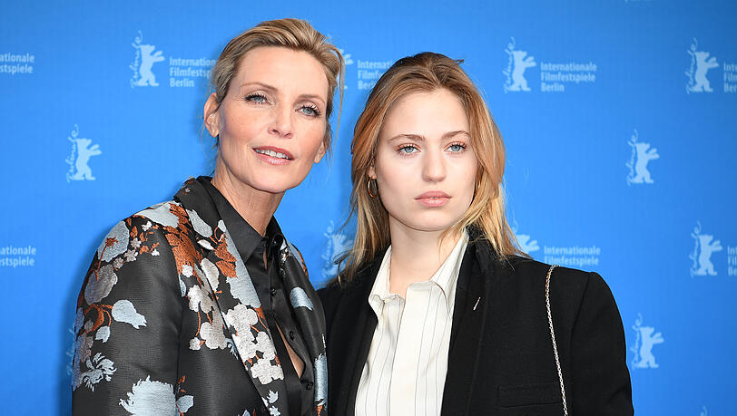 Nadja Auermann (l), deutsches Model, und ihre Tochter Cosima kommen während der 69. Berlinale zur Premiere "Peter Lindbergh - Women's Stories". Nadja Auermann wird am 13. März 50 Jahre alt. (Zu dpa "Topmodel, Hausfrau, Mutter - Nadja Auermann wird 50) +++ dpa-Bildfunk +++