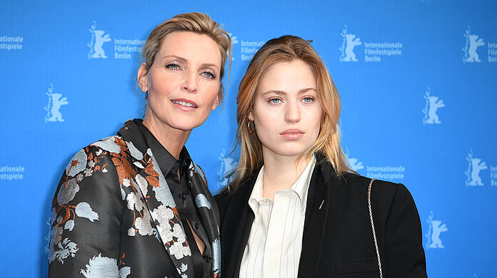 Nadja Auermann (l), deutsches Model, und ihre Tochter Cosima kommen während der 69. Berlinale zur Premiere "Peter Lindbergh - Women's Stories". Nadja Auermann wird am 13. März 50 Jahre alt. (Zu dpa "Topmodel, Hausfrau, Mutter - Nadja Auermann wird 50) +++ dpa-Bildfunk +++