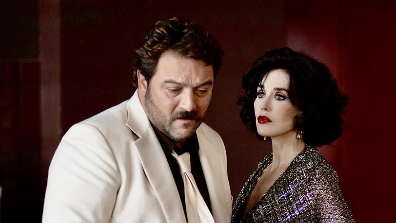 Denis Menochet als Peter und Isabelle Adjani als Sidonie in einer Szene des Films "Peter von Kant".
