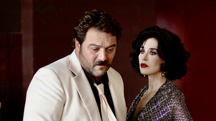 Denis Menochet als Peter und Isabelle Adjani als Sidonie in einer Szene des Films "Peter von Kant".