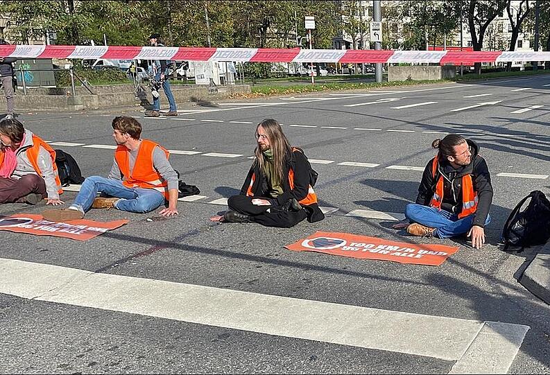 Klimaaktivisten haben sich am Donnerstagmorgen am Karlsplatz auf der Straße festgeklebt.