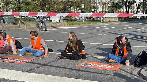 Klimaaktivisten haben sich am 3. November am Stachus auf der Straße festgeklebt. (Archivbild)