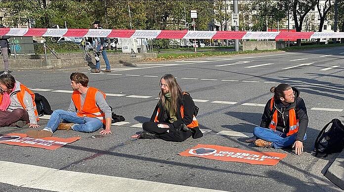 Klimaaktivisten haben sich am 3. November am Stachus auf der Straße festgeklebt. (Archivbild)