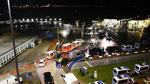 Polizeifahrzeuge und Krankenwagen sind am Flughafen in Hamburg im Einsatz.