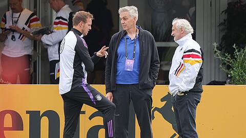 Bundestrainer Julian Nagelsmann (l-r), Gordon Herbert, Basketball-Bundestrainer, und Rudi Völler, Direktor der deutschen A-Nationalmannschaft der Männer, unterhalten sich vor dem Training am Platz.