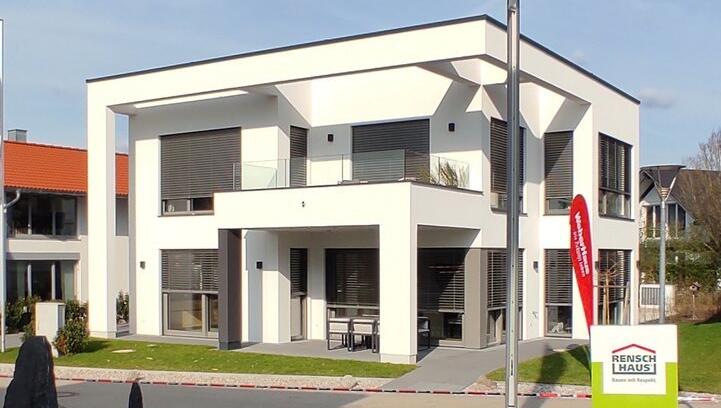 Das Poinger Weberhaus glänzt ganz in Weiß. Die dunklen Rahmen und die knappen Details von Traufe, Brüstungen sowie die bodentiefen Fenster vermitteln sowohl Großzügigkeit als auch eine gewisse distanzierte harte Ästhetik. Dieses anspruchsvolle Bauwerk verzeiht keinen Stilbruch, erfordert Lust an permanenter Aufmerksamkeit und Pflege. Aber es ist eben schön. Das Poinger Weberhaus glänzt ganz in Weiß. Die dunklen Rahmen und die knappen Details von Traufe, Brüstungen sowie die bodentiefen Fenster vermitteln sowohl Großzügigkeit als auch eine gewisse distanzierte harte Ästhetik. Dieses anspruchsvolle Bauwerk verzeiht keinen Stilbruch, erfordert Lust an permanenter Aufmerksamkeit und Pflege. Aber es ist eben schön.