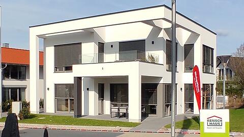 Das Poinger Weberhaus glänzt ganz in Weiß. Die dunklen Rahmen und die knappen Details von Traufe, Brüstungen sowie die bodentiefen Fenster vermitteln sowohl Großzügigkeit als auch eine gewisse distanzierte harte Ästhetik. Dieses anspruchsvolle Bauwerk verzeiht keinen Stilbruch, erfordert Lust an permanenter Aufmerksamkeit und Pflege. Aber es ist eben schön.