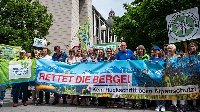 In München protestieren Umweltschützer gegen den Ausbau von Beschneiung. (Archivbild) In München protestieren Umweltschützer gegen den Ausbau von Beschneiung. (Archivbild)