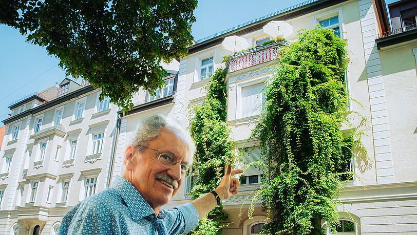 Ude zeigt auf sein Wohnhaus. An der Fassade klettern die selbst gepflanzten Kiwis empor. Ude zeigt auf sein Wohnhaus. An der Fassade klettern die selbst gepflanzten Kiwis empor.