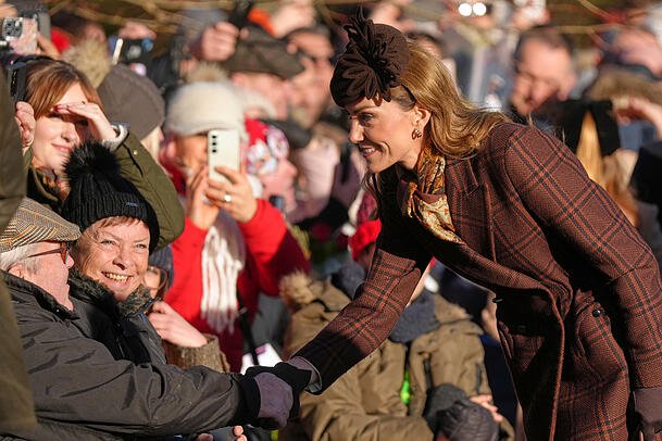 Kate, Prinzessin von Wales, gr&uuml;&szlig;t nach dem Weihnachtsgottesdienst in der St. Mary Magdalene Church Schaulustige, die vor der Kirche gewartet hatten.