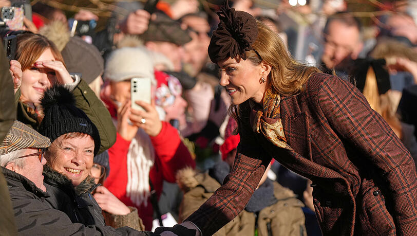 Kate, Prinzessin von Wales, gr&uuml;&szlig;t nach dem Weihnachtsgottesdienst in der St. Mary Magdalene Church Schaulustige, die vor der Kirche gewartet hatten.