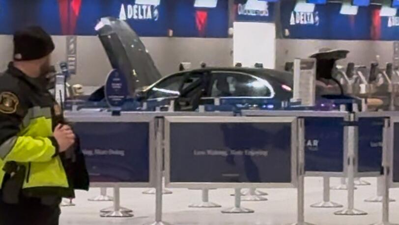 Ein Auto f&auml;hrt durch ein Terminal und rammt einen Ticketschalter: Wie es zu dem Vorfall kommen konnte, war zun&auml;chst unklar.