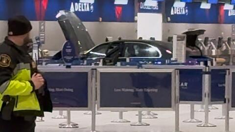 Ein Auto f&auml;hrt durch ein Terminal und rammt einen Ticketschalter: Wie es zu dem Vorfall kommen konnte, war zun&auml;chst unklar.