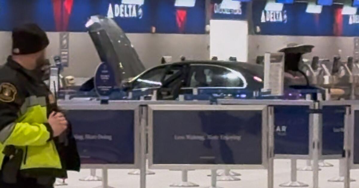 Auto-f-hrt-in-Terminal-in-Detroit-und-rammt-Ticketschalter