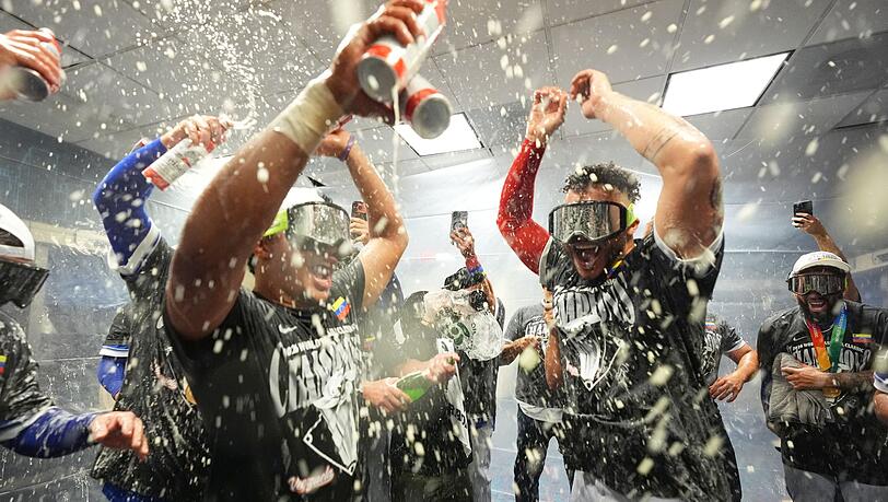 In der Kabine geht die Party weiter.