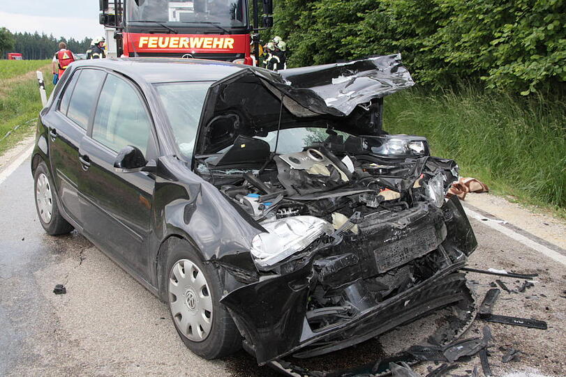 Frontalzusammenstoß: Ein VW und ein Seat krachen im Landkreis Landshut zusammen. Drei Menschen werden verletzt, zwei davon schwer.