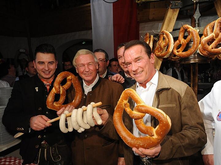 Arnold Schwarzenegger (r.) reiste extra über den Weißwurst-Äquator, um an der Party im Stanglwirt teilzunehmen