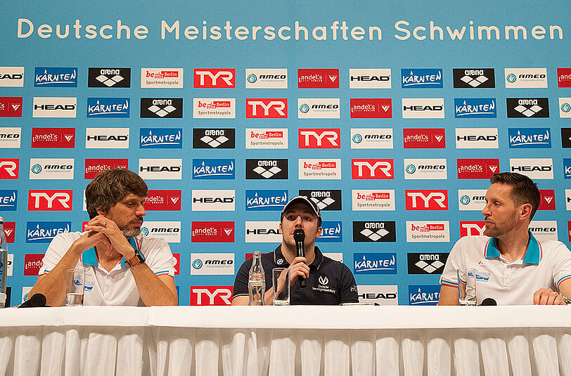 Pressesprecher des DSV Harald Gehring (l-r), Schwimmer Marco Koch und Chefbundestrainer Henning Lambertz bei der Pressekonferenz zu den deutschen Schwimm-Meisterschaften in Berlin.