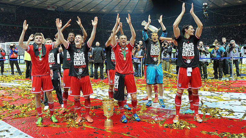 Jubel mit dem goldenen Pott: Die Bayern im Berliner Olympiastadion.