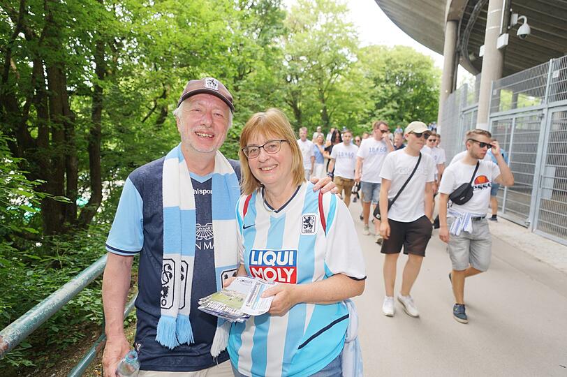 Giesing ist am Sonntag blau - die Fanbilder vor dem Spiel gegen Saarbrücken.