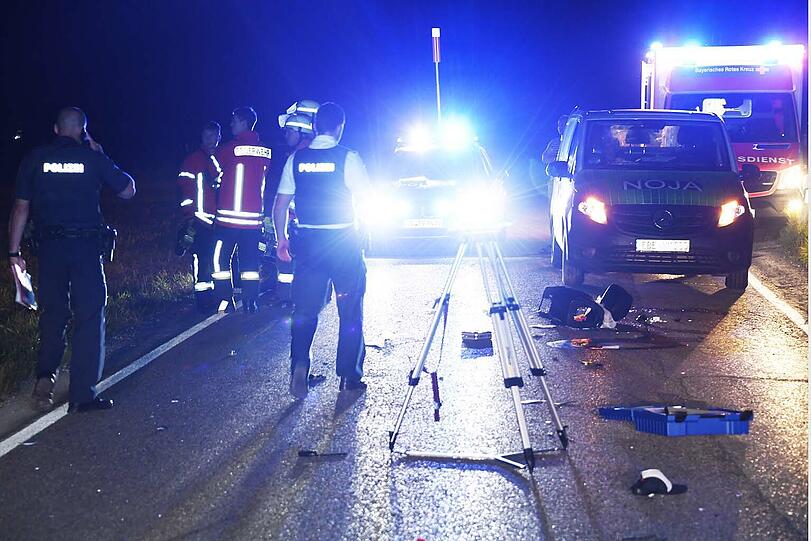 Der Rollerfahrer erlag trotz eingeleiteter Reanimationsmaßnahmen noch am Unfallort seinen schweren Verletzungen. Der Fahrer des ebenfalls beteiligten Pkw fuhr davon.