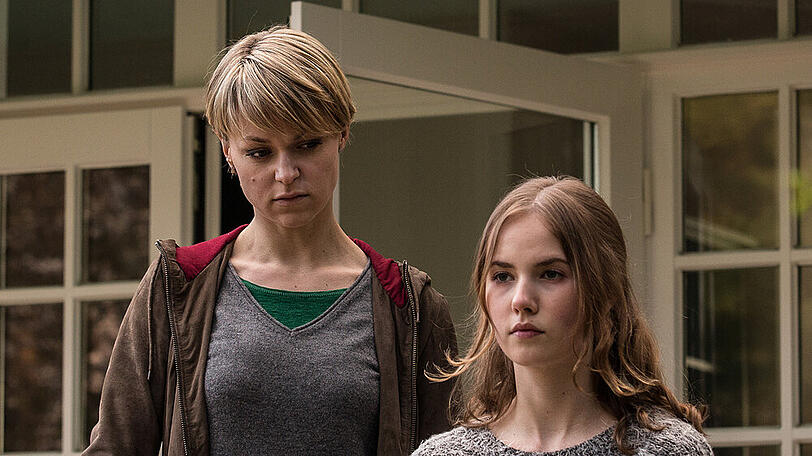 "Kommissarin Heller: Querschläger": Kommissarin Heller (Lisa Wagner) befragt Schülerin Jessica (Annika Schrumpf) nach dem Attentat an ihrer Schule
