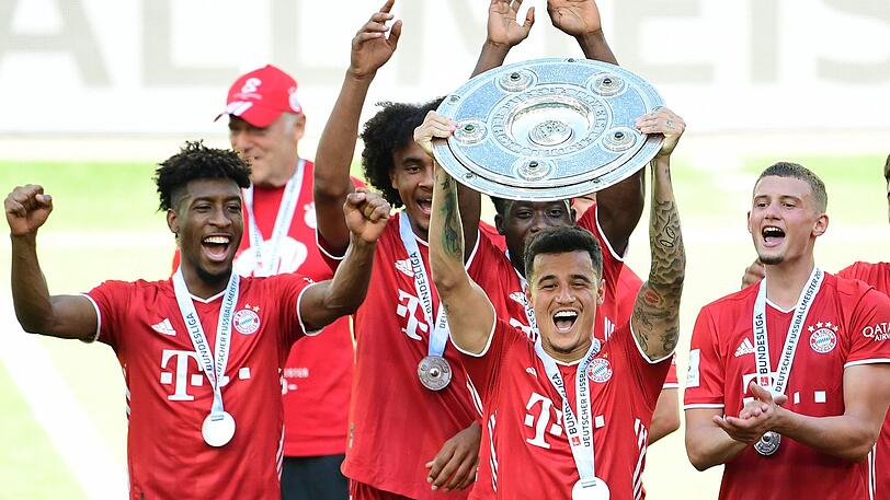 Für einige Bayern ist es die erste Meisterschaft, so auch für Barcelona-Leihgabe Philippe Coutinho (2. v.r.). Mickaël Cuisance erlebt mit seiner ersten Meisterschaft und seiner Bundesliga-Torpremiere einen besonders denkwürdigen Nachmittag.