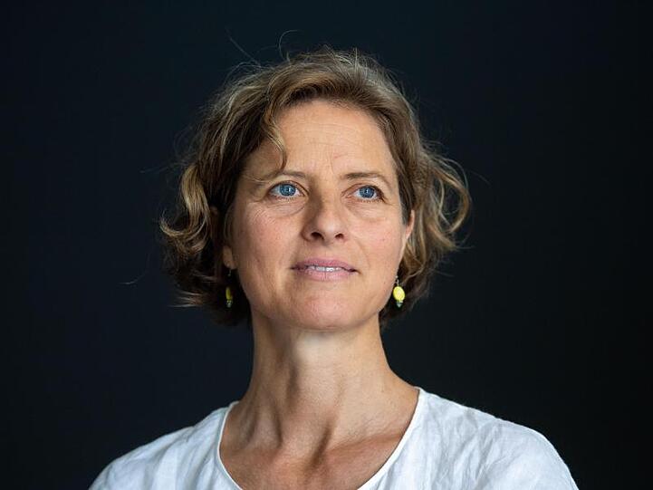 Caroline Herrmann-Lauenstein, Mode-Designerin, steht in ihrer Manufaktur. Foto: Lino Mirgeler/Archivbild
