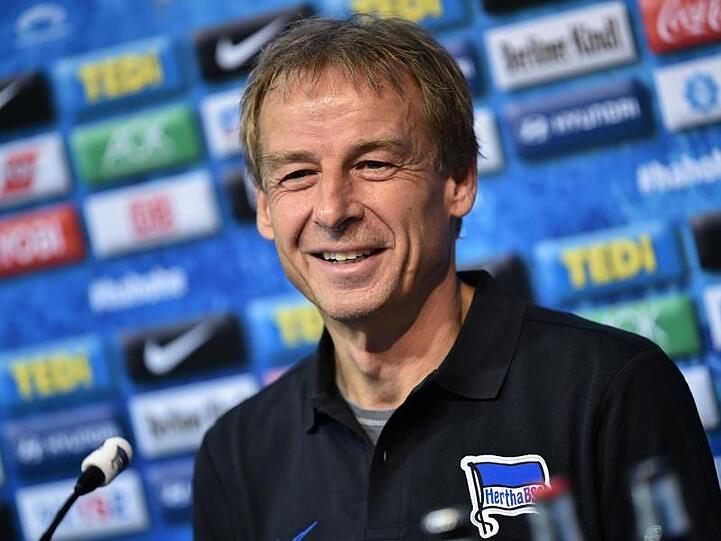 Jürgen Klinsmann strebt ein erfolgreiches Debüt als Trainer von Hertha BSC an. Gewinnt er, wird es eng für BVB-Coach Lucien Favre.