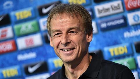 Jürgen Klinsmann strebt ein erfolgreiches Debüt als Trainer von Hertha BSC an. Gewinnt er, wird es eng für BVB-Coach Lucien Favre.