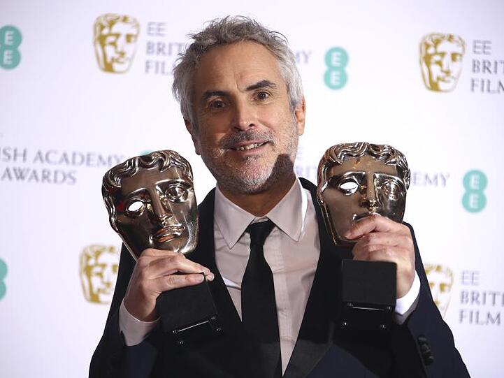 Alfonso Cuarón mit seinen beiden Baftas (Bester Regisseur, Bester Film).