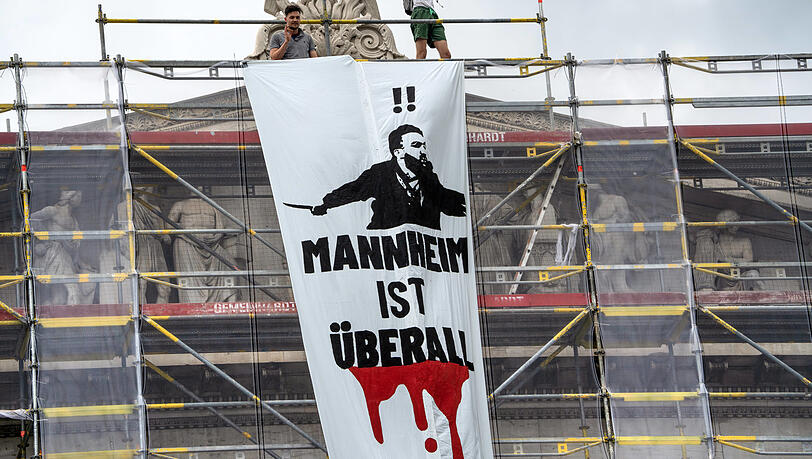 Die Polizei ermittelt nun gegen die beiden Männer auf dem Gerüst wegen des aufgehängten Banners. Der Vorwurf: Volksverhetzung. Sie sind offenbar Mitglieder der rechten Identitären.