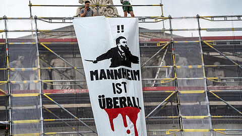 Die Polizei ermittelt nun gegen die beiden Männer auf dem Gerüst wegen des aufgehängten Banners. Der Vorwurf: Volksverhetzung. Sie sind offenbar Mitglieder der rechten Identitären.